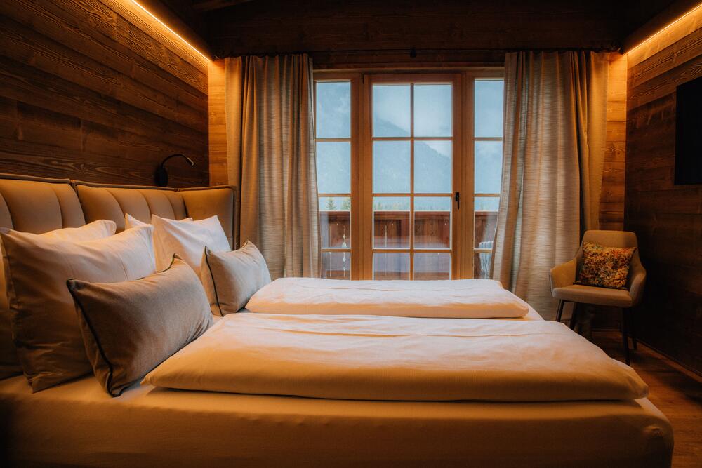 Schlafzimmer mit Bergblick im Chalet